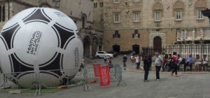 Ilaria Borletti e la polemica sul pallone in piazza