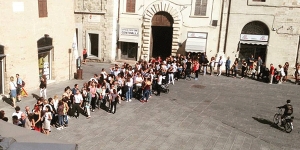 Tutti pazzi per la fiction. In fila per partecipare a “Luisa Spagnoli”