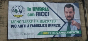 Gaffe di Salvini in Umbria: refusi e maglia biancorossa a Terni