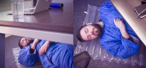 Dormire ovunque: il kit per pisolini in ufficio