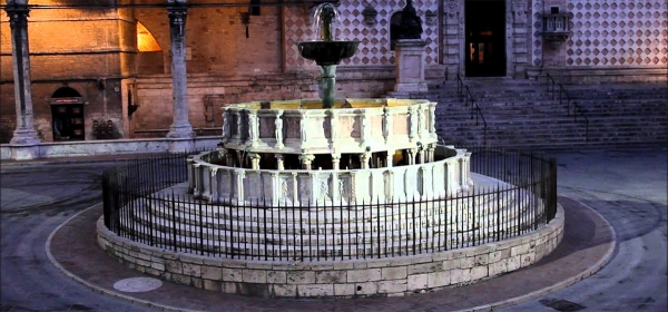 Fontana Maggiore illuminata di viola per combattere l’epilessia