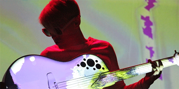 Kaki King, l&#039;arte della chitarra e del projection mapping arrivano a Terni